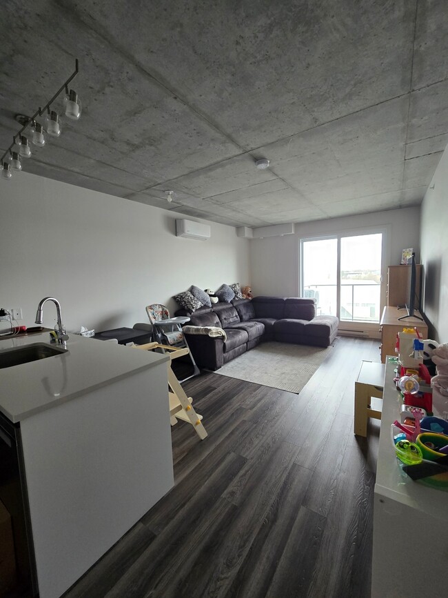 Building Photo - 1431 Av. de la Gare