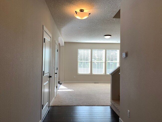 Foto del edificio - Beautiful 4BR in Camas! Modern Finishes! Close to Shopping & I-5! Schedule a tour today!