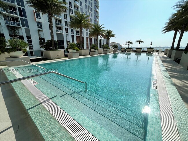 Foto del edificio - 600 NE 27th St