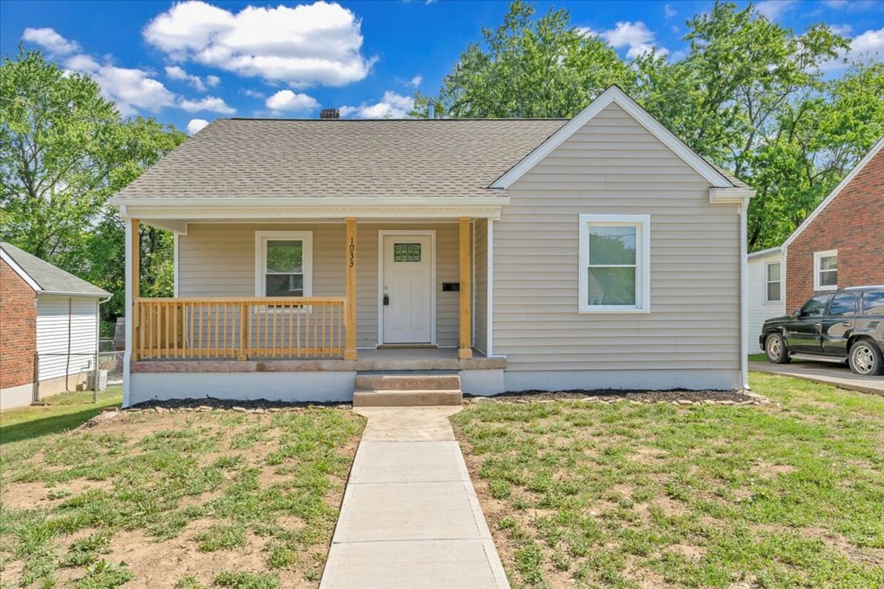 Primary Photo - Updated 2 bedroom 1 bath with hardwood flo...