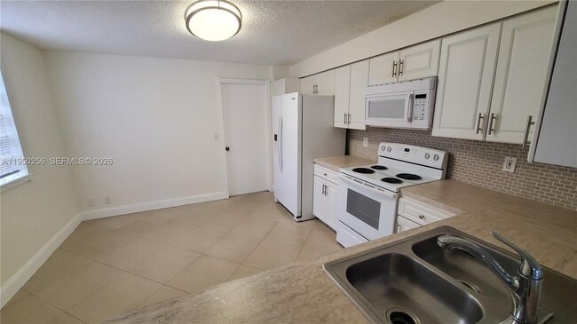 Building Photo - 1611 Sorrento Dr