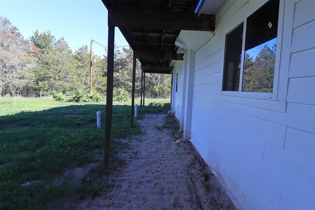 Building Photo - 11400 Lakeview Cir