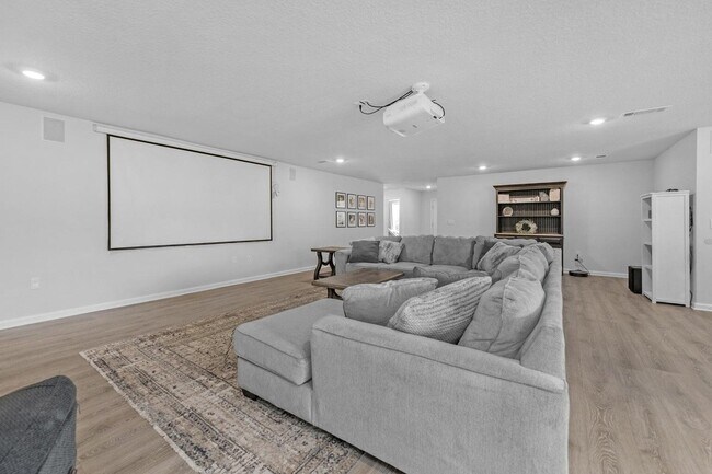 Building Photo - 6537 Torrey Pnes