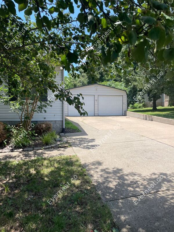 Building Photo - 1008 Heydel Cir