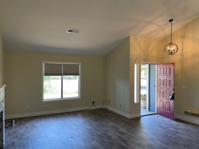Building Photo - Modesto Sharp 4 Bedroom Single Story Home