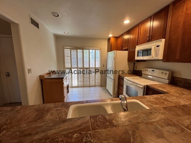 Foto del edificio - Large Three Bedroom Townhouse