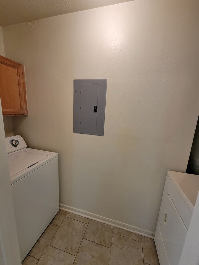 Building Photo - College Station - 3 Bedrooms / 2 baths four plex downstairs unit.