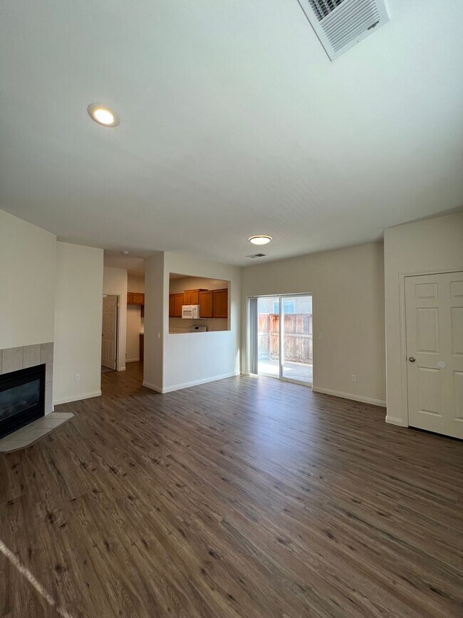 Foto del edificio - 717 Meadow Grove Ct