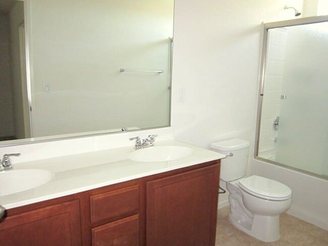 Foto del edificio - Highly Desirable 2 Story Home In North Stockton