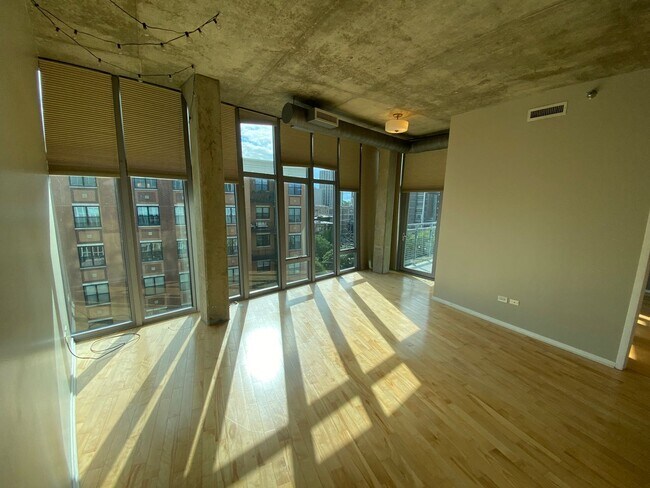 Foto del edificio - Beautiful Uptown Condo for Rent: 2 bed, 2 ...