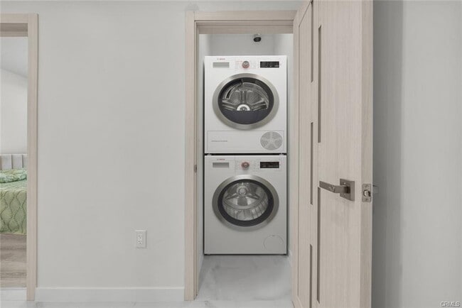 Foto del edificio - 10801 1/2 Wescott Avenue, Los Angeles, CA 91040 - 2 BR 2 BA house