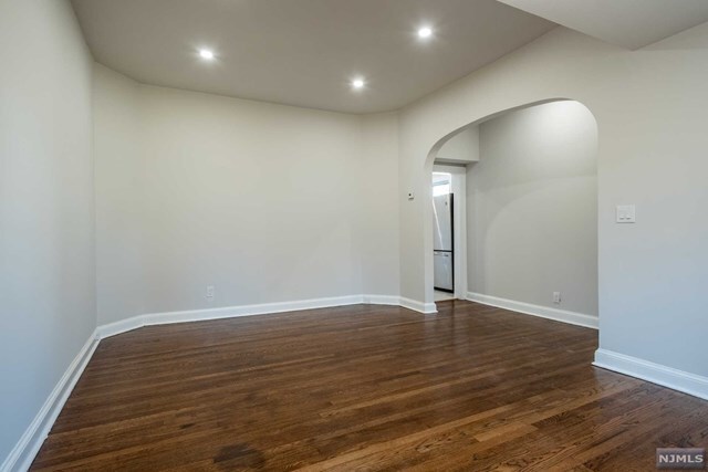 Building Photo - 180 Larch Ave