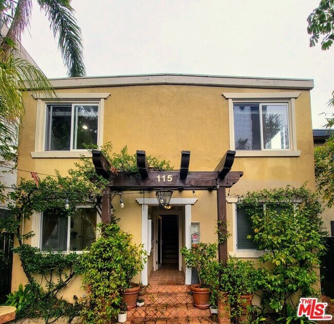 Foto del edificio - 115 Breeze Ave