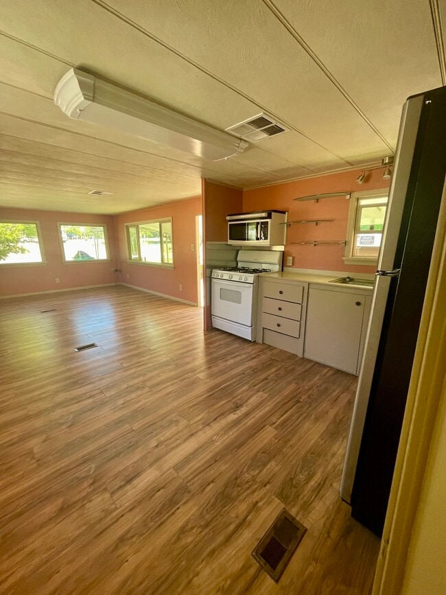 Building Photo - 1120 N Justice Dr