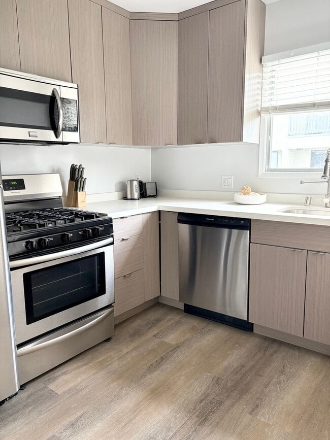 Building Photo - 2727-2741 Abbot Kinney Blvd