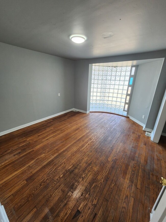 Photo - NWR 5110, 5112, 5114 Apartment