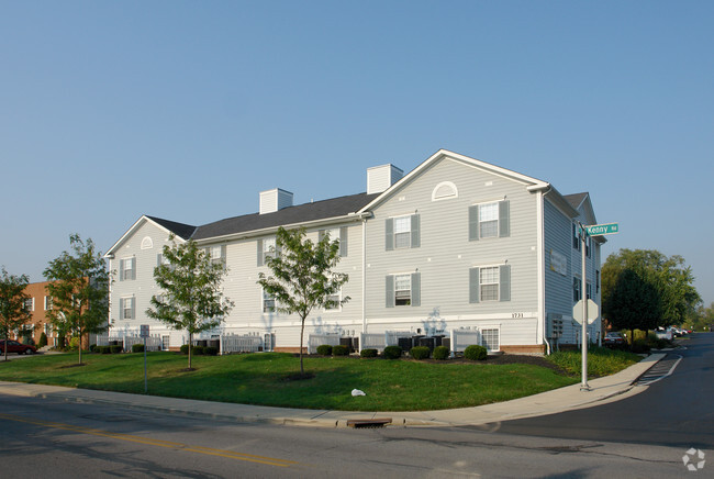 Somerset Square Apartments - Somerset Square