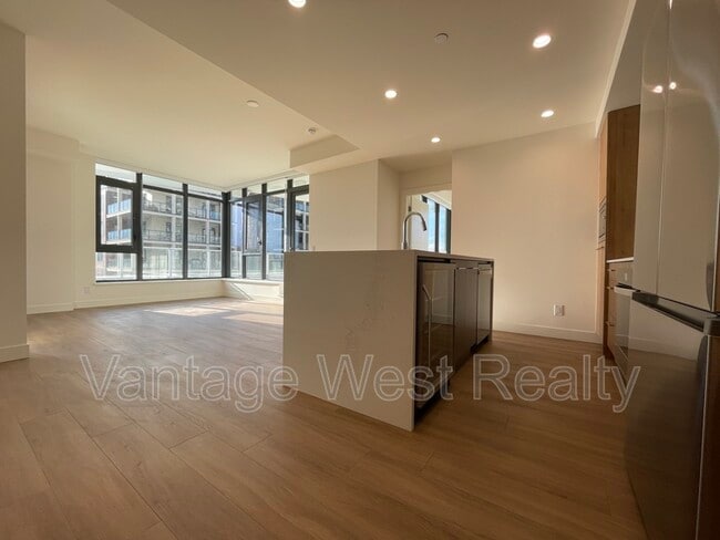 Building Photo - 306-3699 Capozzi Rd