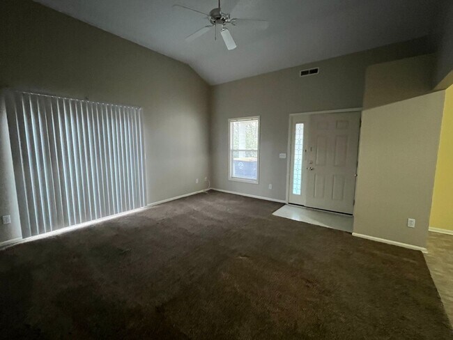Foto del edificio - 1912 Beechmont Dr. - Nice Two Bedroom/Two ...