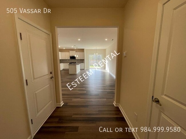 Building Photo - 505 Vassar Dr