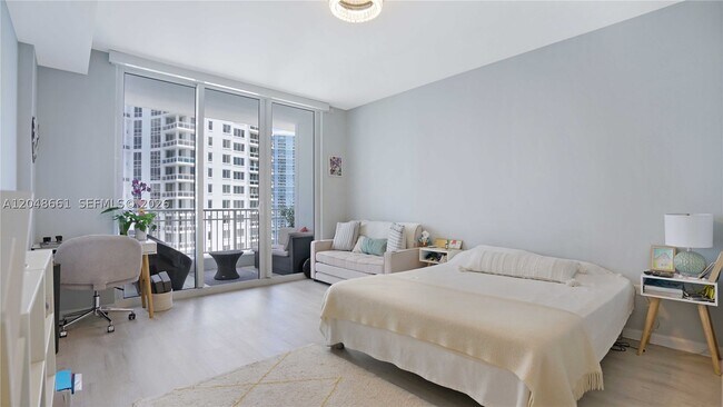 Foto del edificio - 801 Brickell Key Blvd