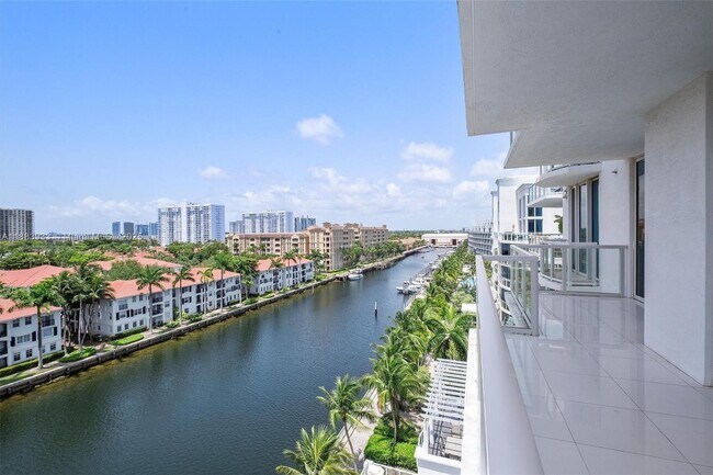 Foto del edificio - 3030 NE 188th St