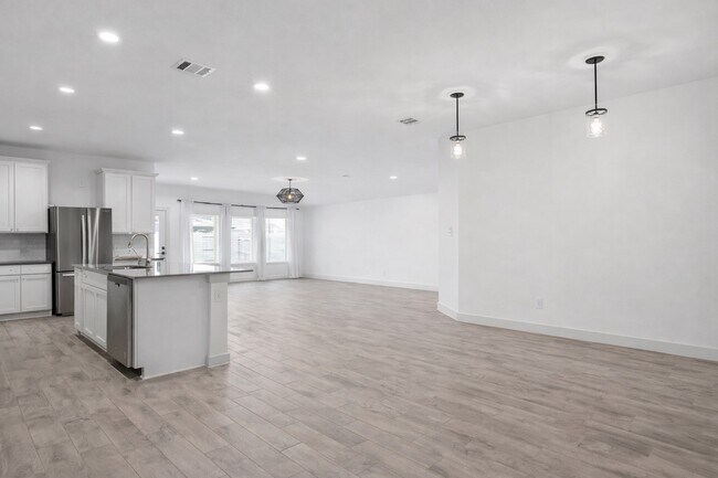 Building Photo - 13220 Lago Acero