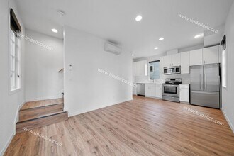 Building Photo - 1114-1118 SE Lincoln St