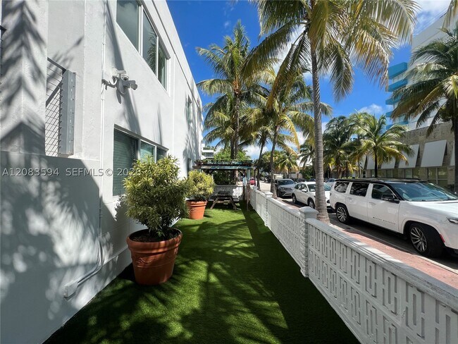 Foto del edificio - 220 Collins Ct