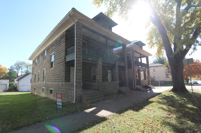 Building Photo - 906 N 4th St