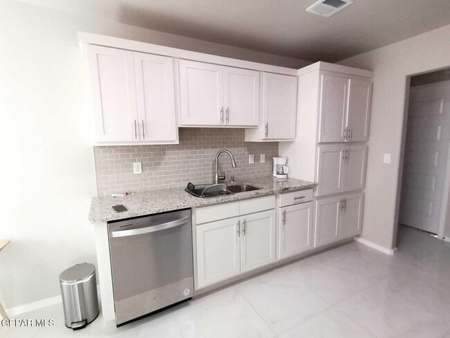 Building Photo - 13865 Lorenz Ave