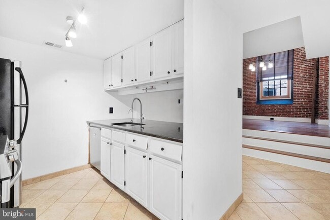 Building Photo - 130 N Bread St