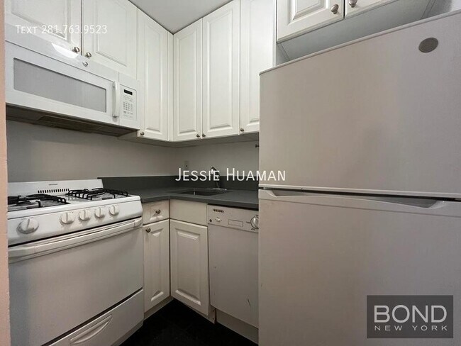 Building Photo - 306 E 91st St
