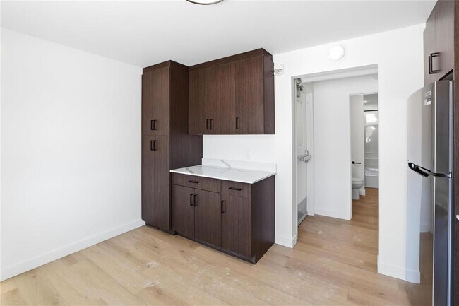 Photo du bâtiment - 823 Ida St