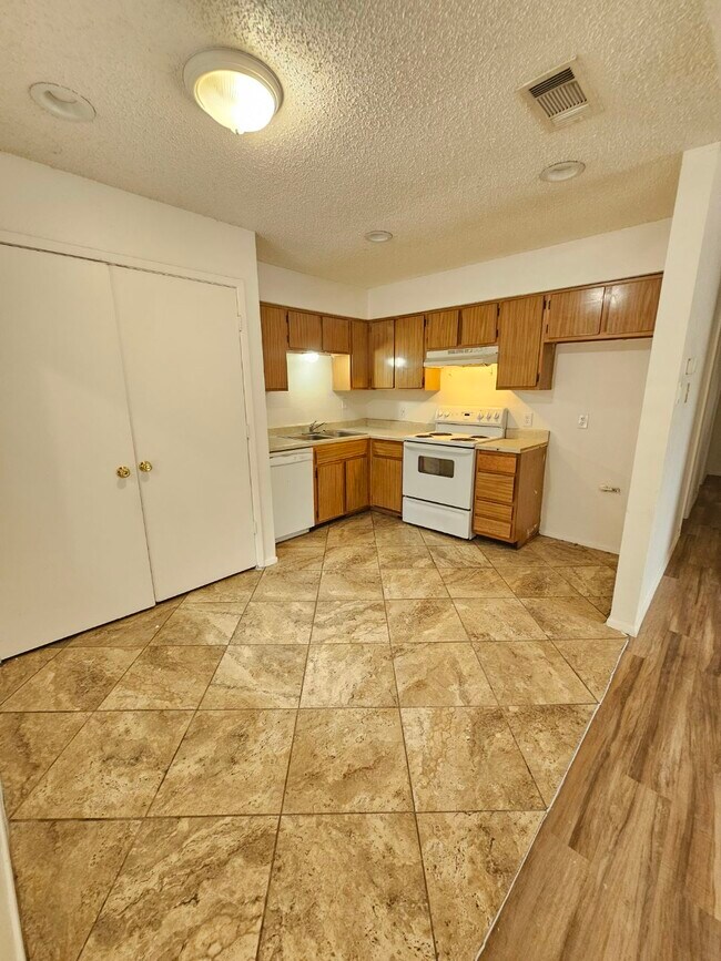 Building Photo - 8004 Hanon Dr