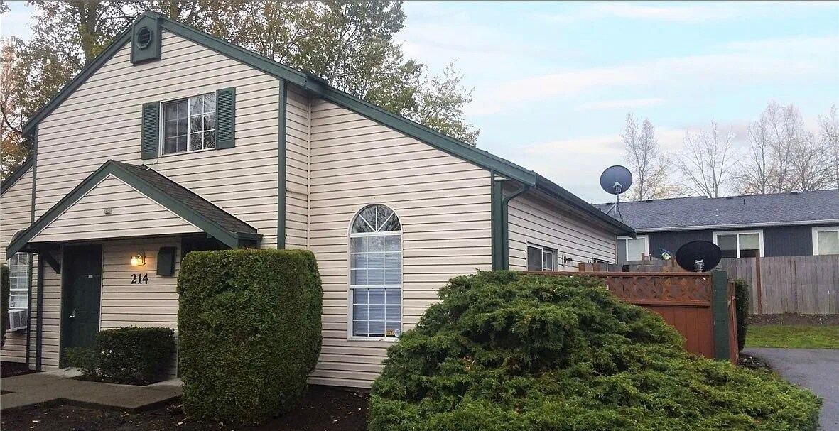Primary Photo - 214 E Division Ct