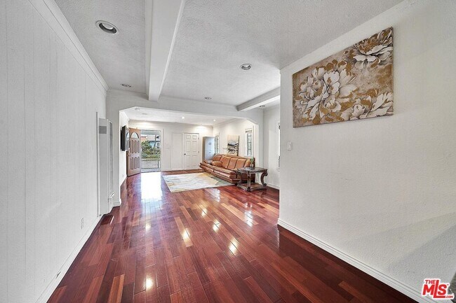 Foto del edificio - 323 N Serrano Ave