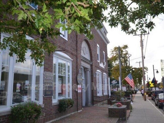 Building Photo - 357 W Main St