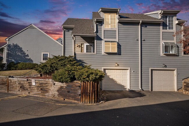 Building Photo - Large 3BR/3B Townhome back up to Heather R...