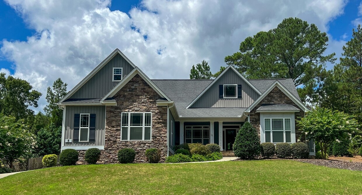 Foto principal - Gorgeous 4 Bed 2.5 Bath Home in Pinehurst