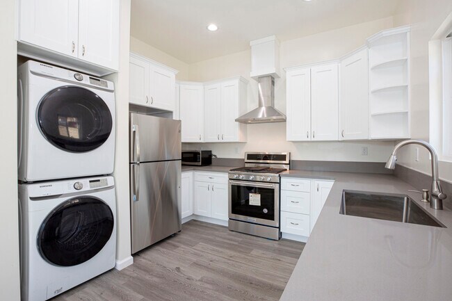 Building Photo - 2757 Paloma St