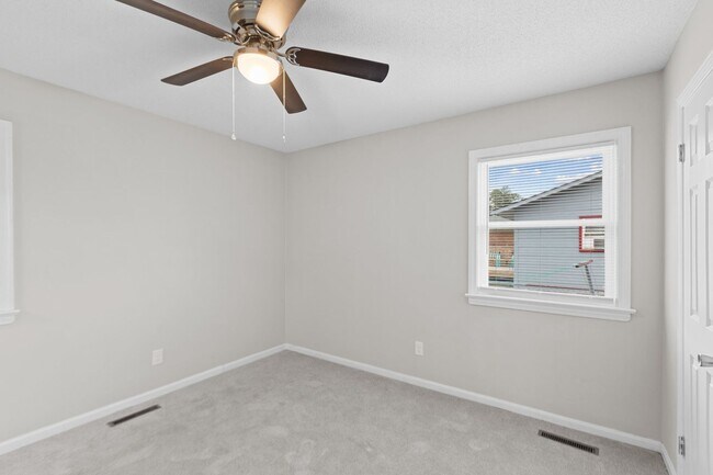Foto del edificio - Cozy 3 Bedroom w/ 2 Bathrooms