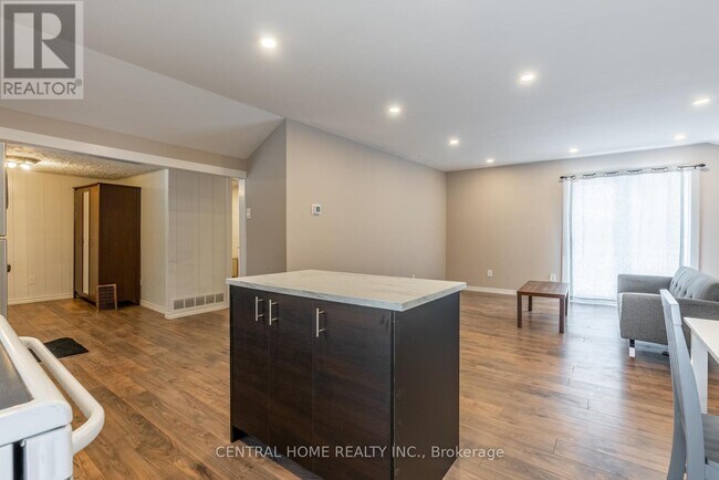 Photo du bâtiment - 651 16th Ave