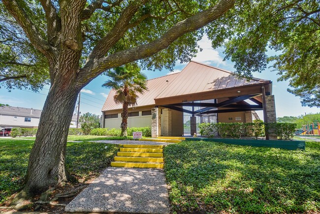 Foto del edificio - 3 BEDROOM HOUSE FOR LEASE