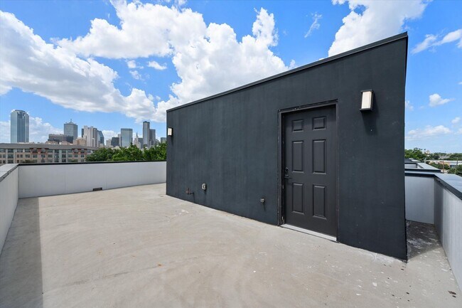 Foto del edificio - Spacious Townhouse in Dallas