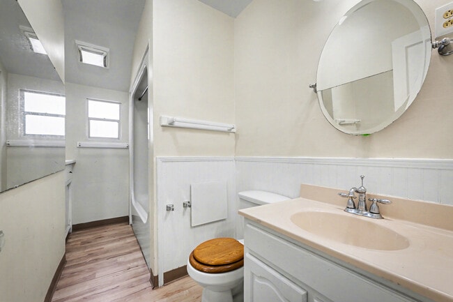 Building Photo - 2652 Merwyn Rd