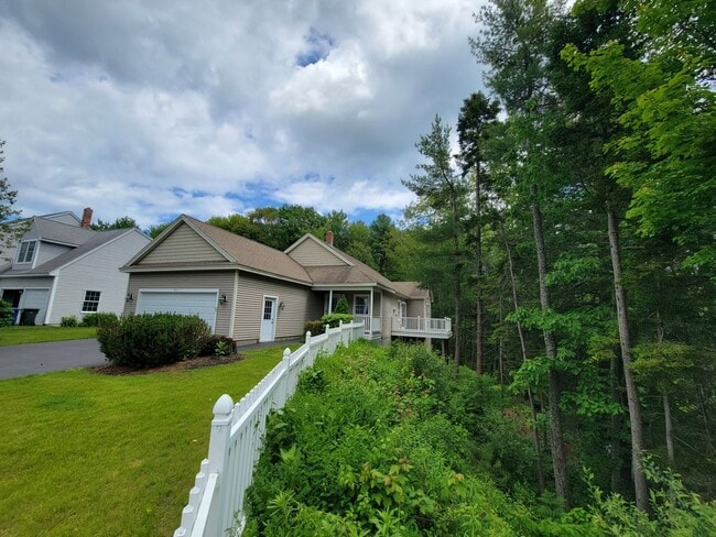 Building Photo - Charming Updated 2BR/ 2 BA with GARAGE, in...