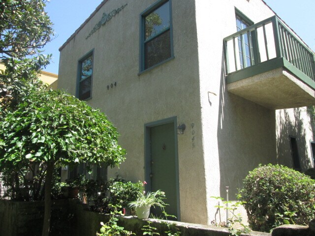 Foto principal - 908 N Martel Ave