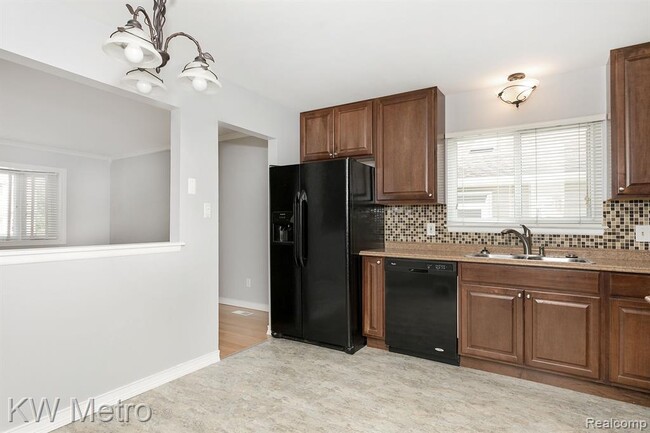Building Photo - 357 Massoit St