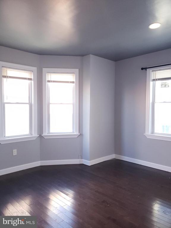 Foto del edificio - 5329 Woodland Ave